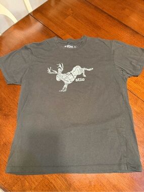 Stio Bucking Jackalope Graphic Short Sleeve T-Shirt Mens Medium Green Outdoor